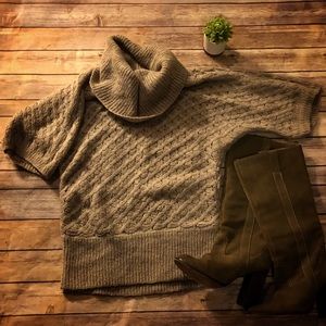 🤩Old Navy Short Sleeve Cowl/Turtle Neck SWEATER🤩